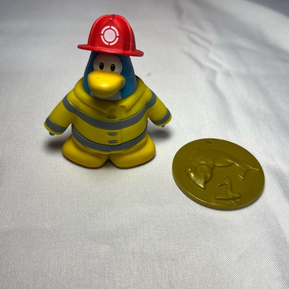 Club Penguin Firefighter 2in Figure Jakks Disney Mix 'N‎ Match" Series 6 W/ Coin